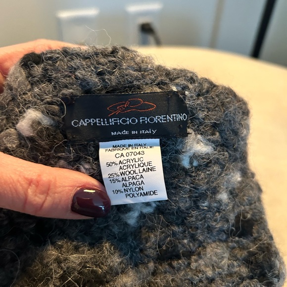 Wool blend women’s toque. - Picture 2 of 2